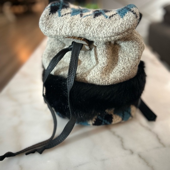 Harricana fur and wool back pack purse. Made in Canada - Picture 4 of 11